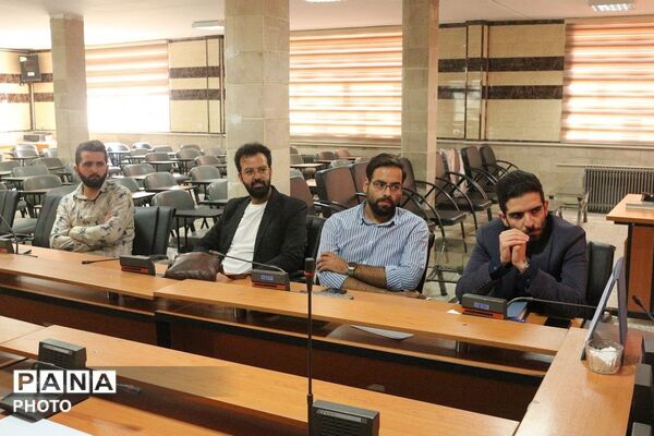 نشست مشاوران مدارس فیروزکوه با هدف تشکیل کمیته «نماد» و مقابله با آسیب‌های اجتماعی دانش‌آموزان