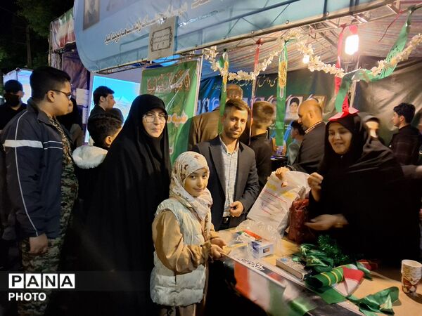 غرفه جهادی آموزش و پرورش ناحیه ۴ تبریز با حضور معلمان فعال علمی و فرهنگی، در میدان ساعت تبریز