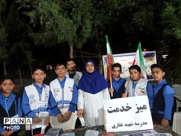  میز خدمت به میزبانی مدرسه پسرانه شهید مهدی غفاری در تجمعات شبانه شهر فرون آباد