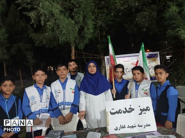  میز خدمت به میزبانی مدرسه پسرانه شهید مهدی غفاری در تجمعات شبانه شهر فرون آباد