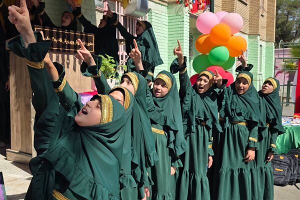 جشن عاطفه‌ها؛ لبریز از مهربانی در دبستان دخترانه قدر بهارستان ۲