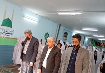 نماز جماعت در دبیرستان دخترانه فضه ناحیه دو 
