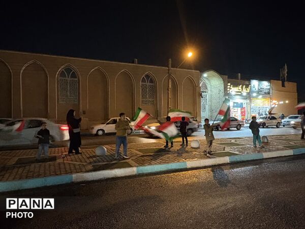 میدان داری دانش‌آموزان و معلمان یزدی