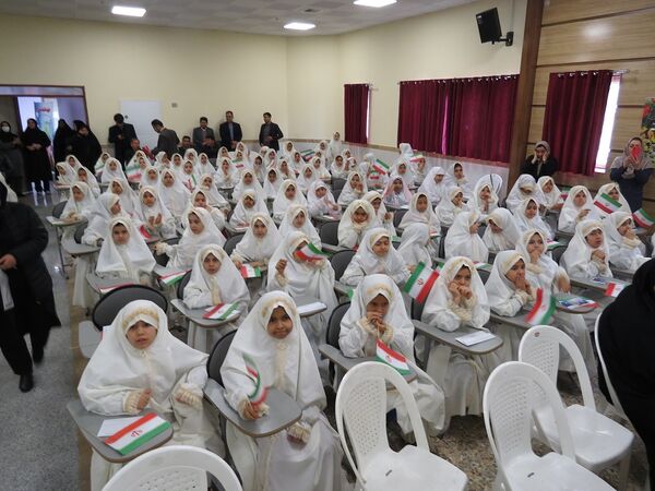 نواختن زنگ جشن نیکوکاری در دبستان امام خمینی(ره) بجنورد