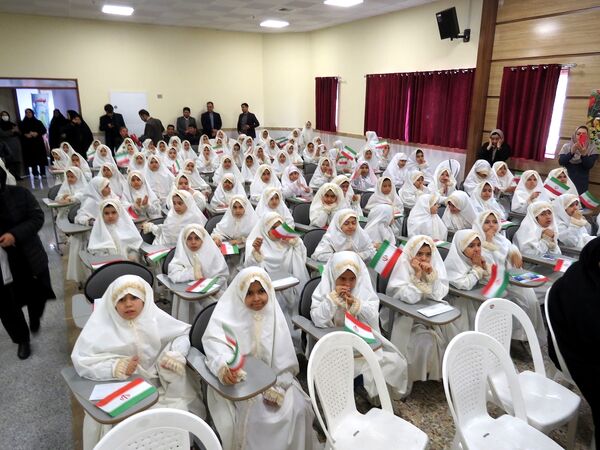 نواختن زنگ جشن نیکوکاری در دبستان امام خمینی(ره) بجنورد
