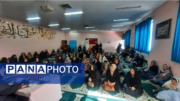 نشست صمیمی انجمن و اولیا پایه هفتم در دبیرستان فرهنگیان ناحیه۷ مشهد