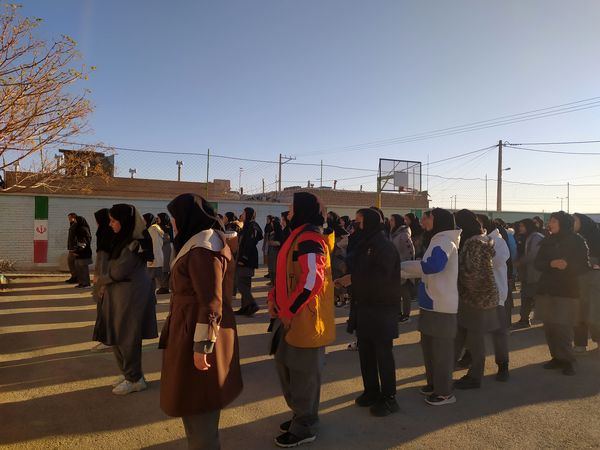 مراسم صبحگاه در دبیرستان دخترانه امید 