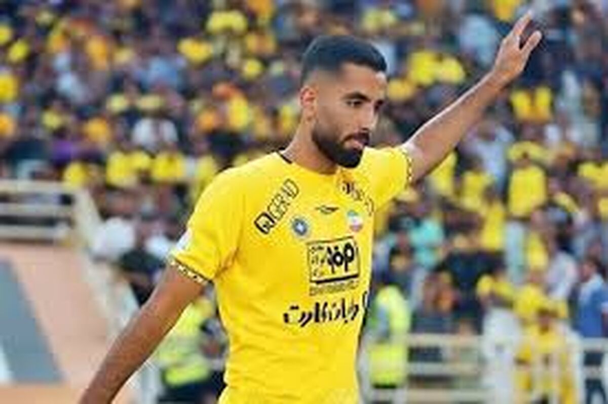 هافبک فجری‌ها  پیراهن الشارجه امارات را  بر تن کرد