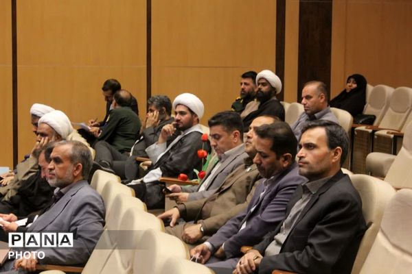 رونمایی از نخستین جلد دانشنامه دفاع مقدس استان قم