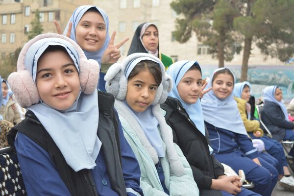 حضور خادمان رضوی در مدرسه قدر بهارستان‌دو