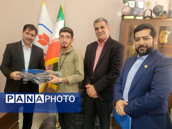 دیدار معاون پرورشی و فرهنگی اداره‌کل آموزش و پرورش استان اصفهان با اعضای مجلس دانش آموزی اصفهان