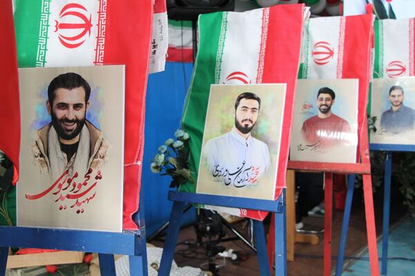 هم‌سرایی هزار نفری دانش‌آموزان یاور انقلاب در اسلامشهر