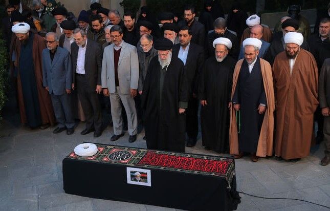 اقامه نماز رهبر انقلاب بر پیکر آیت‌الله امامی کاشانی