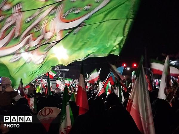 حضور مردمان محله های مختلف در چهارراه برق مشهد