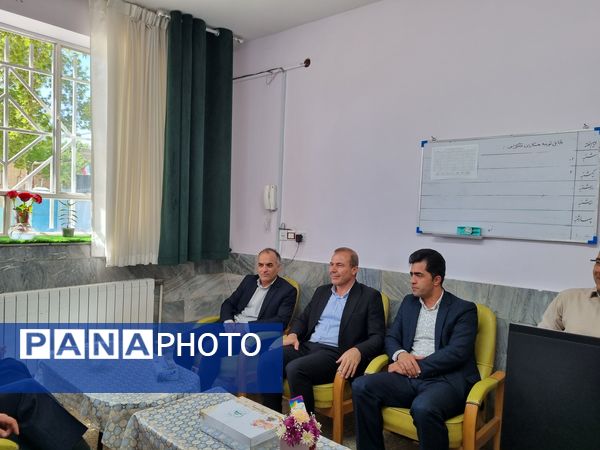 تقدیر از معلمان دبیرستان نمونه دولتی پژوهش آشخانه