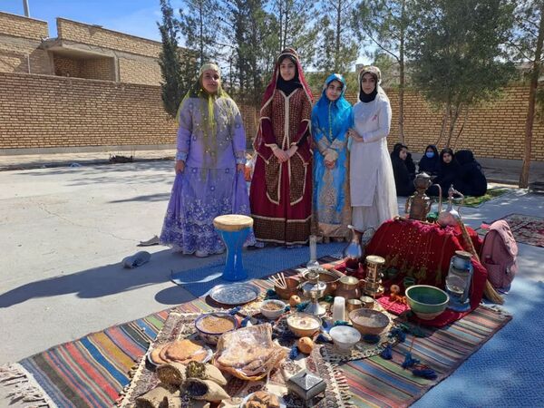 جشنواره بومی و محلی در دبیرستان سمیه شهرستان خاتم