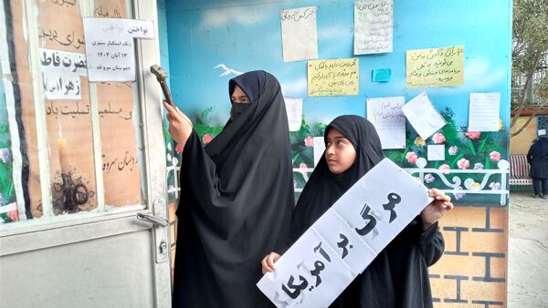راهپیمایی به مناسبت ۱۳ آبان در میدان شهدا 