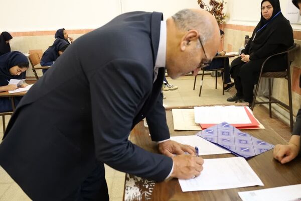 بازدید مدیرکل آموزش و پرورش از برگزاری امتحانات نهایی در یزد