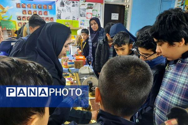 برپایی نمایشگاه دستاوردهای خلاقانه و نقاشی همگانی در دبستان شهید چمران ناحیه دو شهرری 