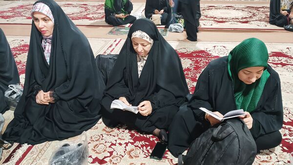 قرائت زیارت عاشورا توسط زائران مسجد جمکران در گلزار شهدای یاسوج