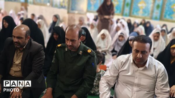 اقامه نخستین نماز جماعت سال تحصیلی جدید در دبیرستان فرهنگیان ناحیه ۴ اصفهان