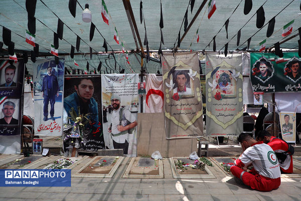 حال و هوای ظهر عاشورا در قطعه شهدای جنگ تحمیلی رژیم صهیونیستی