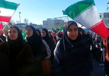 جشن پیروزی انقلاب اسلامی  در دبیرستان شاهد دخترانه الیگودرز
