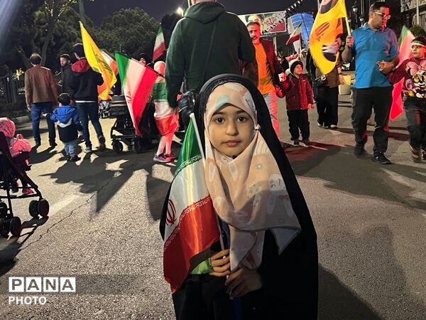 حضور دختران انقلابی در چهل و نهمین شب بیعت با رهبری