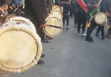 نقش آفرینی دانش‌‌‌آموزان پیشتاز در مراسم سنتی علم‌‌‌‌گردانی میناب 