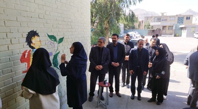 نقاشی دانش‌آموزان هنرستان خلیج فارس در دل دبستان شهید همت
