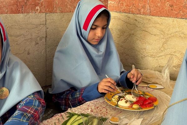 زنگ سلامت در دبستان دخترانه زکیه با طعم تخم‌مرغ به صدا درآمد