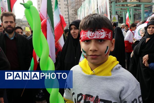 طنین شعارهای انقلابی در سالروز پیروزی انقلاب اسلامی ایران