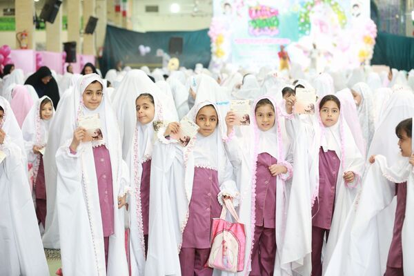  جشن تکلیف ۱۴۰۰ نفری دانش‌آموزان دختر شاهین شهری 