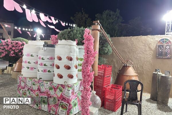جشنواره گلاب‌گیری و صنایع‌دستی؛ پیوند عطر سنت و هنر ایرانی