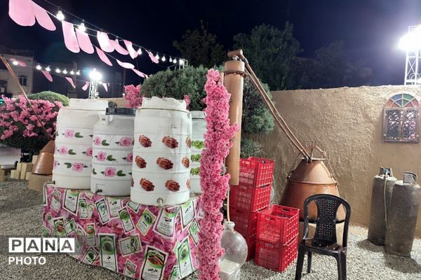 جشنواره گلاب‌گیری و صنایع‌دستی؛ پیوند عطر سنت و هنر ایرانی