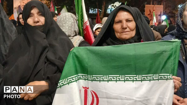 نماز استغاثه به امام زمان (عج) در شصت و دومین قرار عاشقانه، میدان امام خمینی(ره) شهرستان کوهدشت