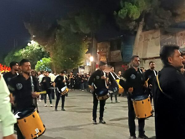 مراسم عزاداری شب عاشورا در خیابان‌های نیشابور 