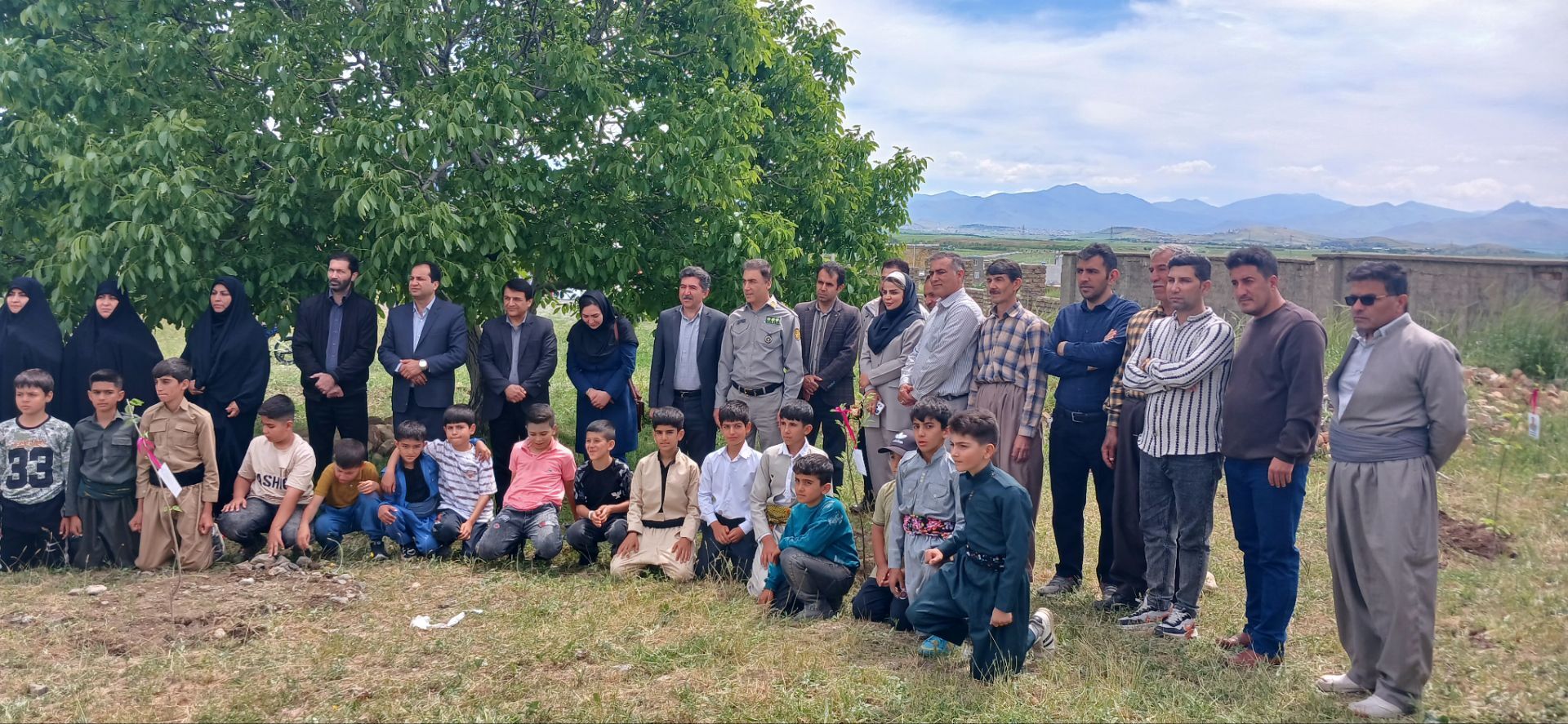 کاشت نهال ایثار در دبستان روستای الک؛ گرامیداشت یاد شهدای رمضان در هفته سلامت