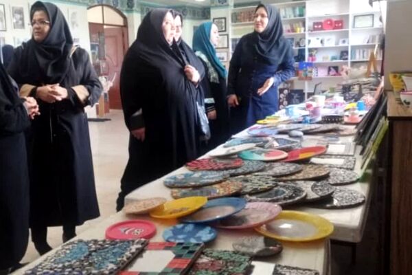 نمایشگاه هنر و کار و فناوری در آموزشگاه شاهد 16