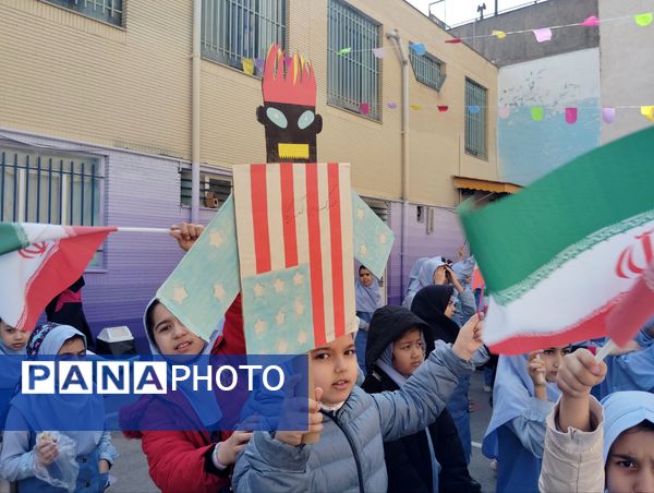 حال و هوای جشن ۲۲ بهمن در دبستان بهاردانش