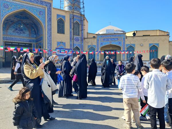 برپایی میز خدمت در نمازجمعه ملارد؛ حل سریع مشکلات مردم در حاشیه نمازجمعه