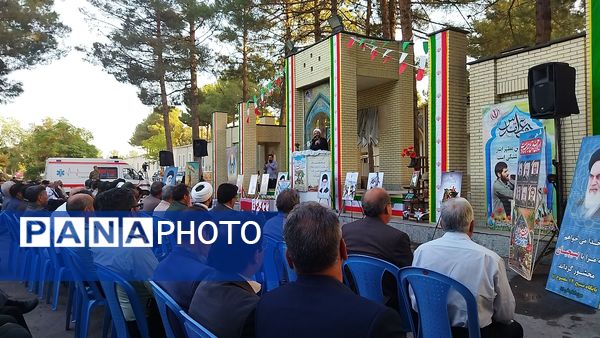 غبارروبی مزار شهدا توسط مسئولین شهرستان نیشابور انجام شد 