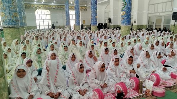 برگزاری جشن تکلیف دو هزار دانش‌آموز دختر سوم ابتدایی در میناب