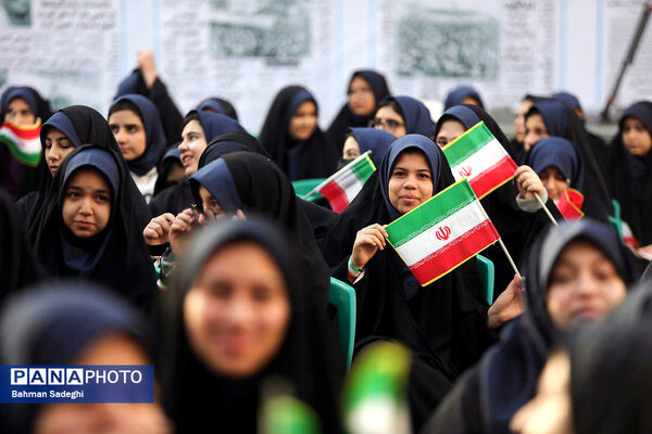 آیین نواختن گلبانگ انقلاب اسلامی با حضور وزیر آموزش و پرورش