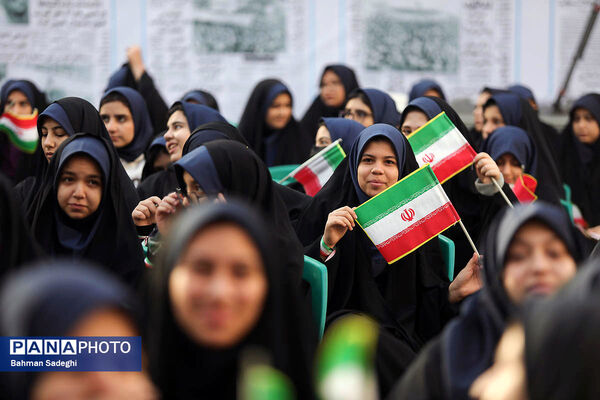 آیین نواختن گلبانگ انقلاب اسلامی با حضور وزیر آموزش و پرورش