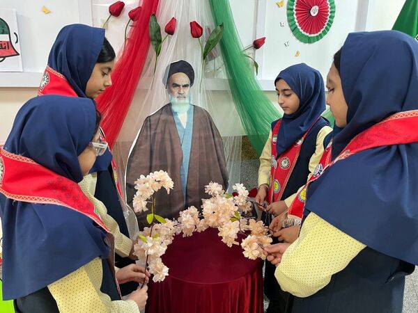 گرامیداشت ایام الله دهه فجر در دبستان آرمینه مصلی نژاد 