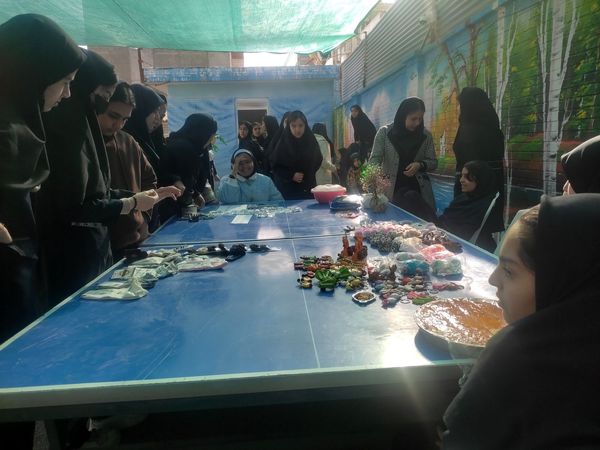 برپایی بازارچه دانش آموزی در دبیرستان فیاض شهرستان کاشمر 