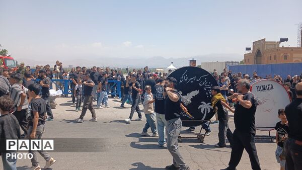عزاداری پرشور ظهر عاشورا در محمدشهر کرج