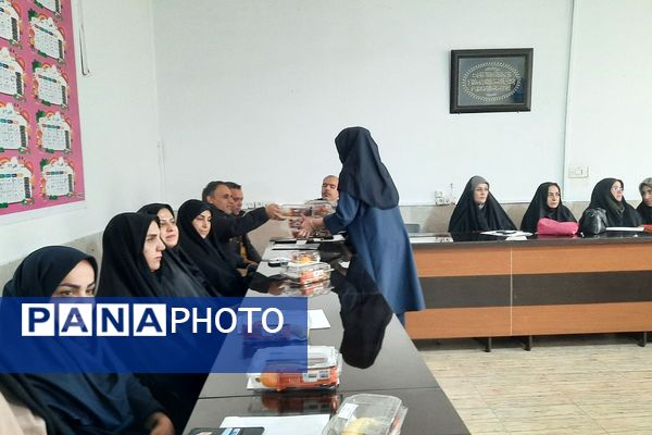 جلسه قطبی مدیران ابتدایی در دبستان شهید دکتر چمران ناحیه دو شهرری 