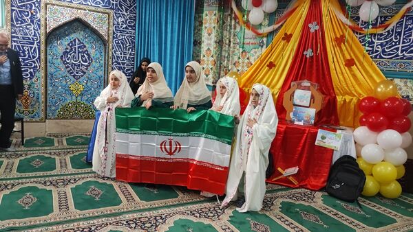 تقسیم مهربانی ها در روز نیکوکاری با حضور مسئولین در مدارس ملارد 